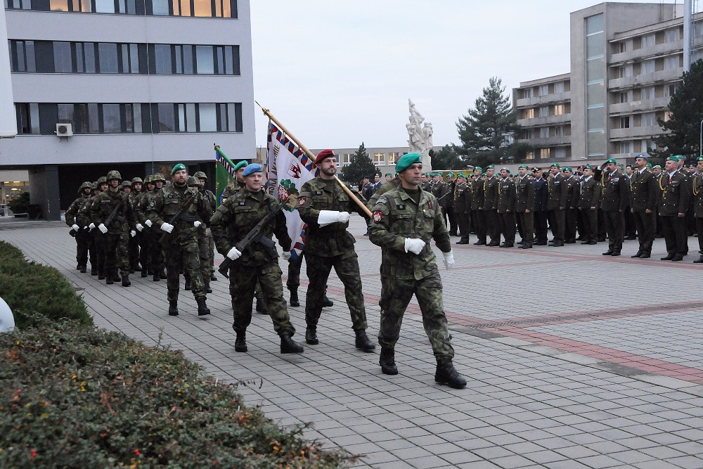 Příchod bojových praporů VeV-VA a příslušníků praporu zabezpečení Vyškov