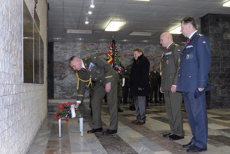 Uctění památky u pamětní desky zahynulých příslušníků Vojenské akademie