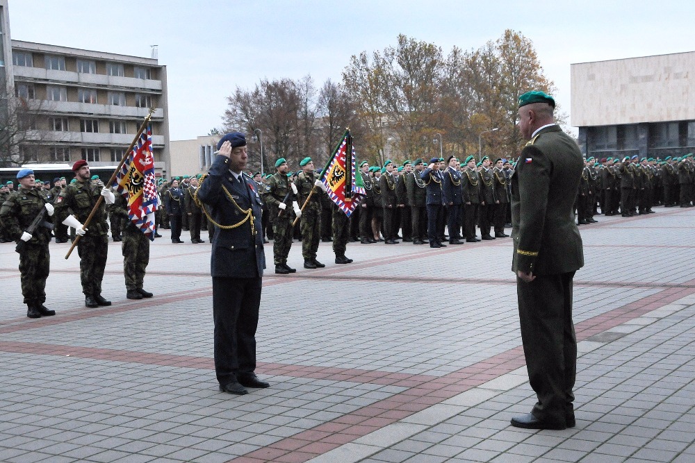 Velitel VeV-VA přebírá hlášení od náčelníka štábu plk. Medka