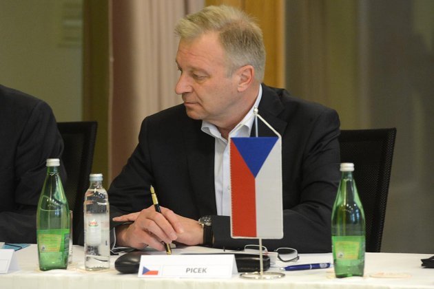 Ministr obrany V. Picek