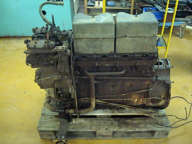 Původní stav motoru tanku před renovací 