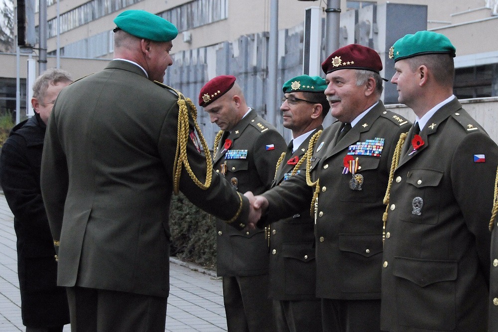 Velitel VeV-VA blahopřeje vyznamenanému plk. gšt. Prýglovi