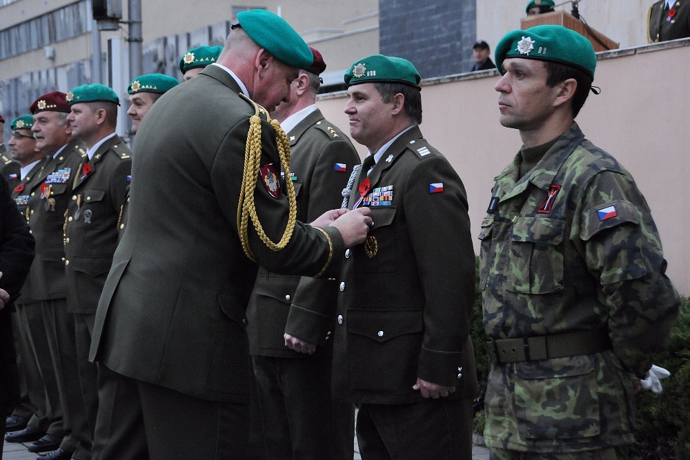 Velitel dekoruje medailí oceněného příslušníka Centra dopravní výchovy prap. Pohoniče