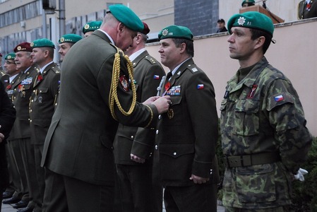 Velitel dekoruje medailí oceněného příslušníka Centra dopravní výchovy prap. Pohoniče