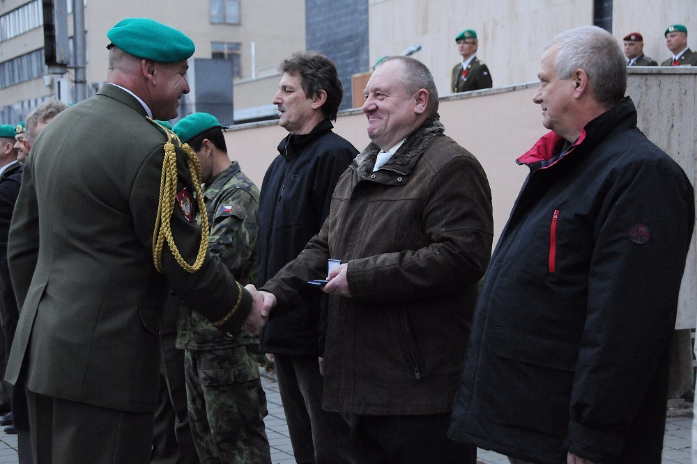 Mezi oceněnými pamětní mincí velitele VeV-VA byli i občanští zaměstnanci