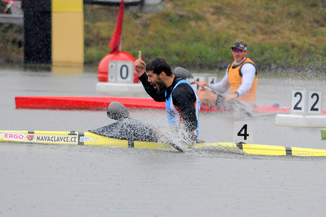 Kajakář Josef Dostál ve vítězném gestu na pětistovce