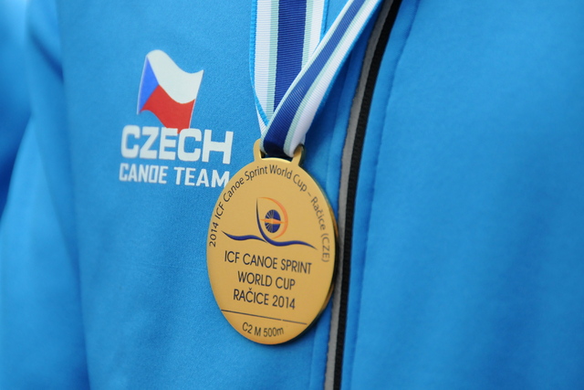 Tři zlaté medaile získali rychlostní kanoisté na SP v Račicích