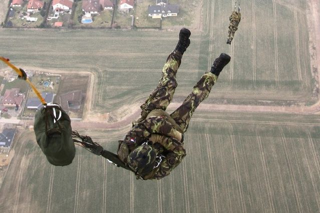 Ilustrační foto: Výsadkáři při seskoku z letounu CASA
