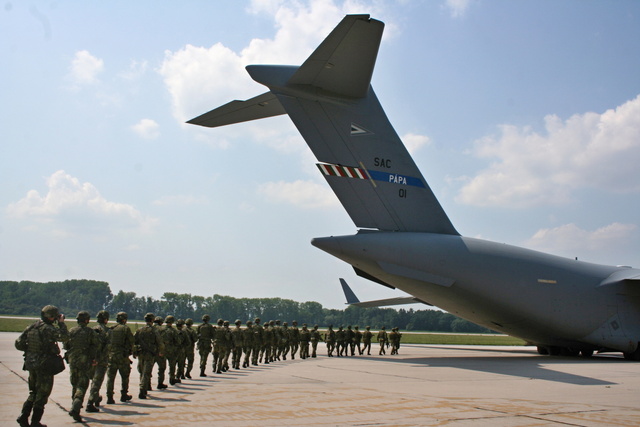 Vojáci nastupují na palubu