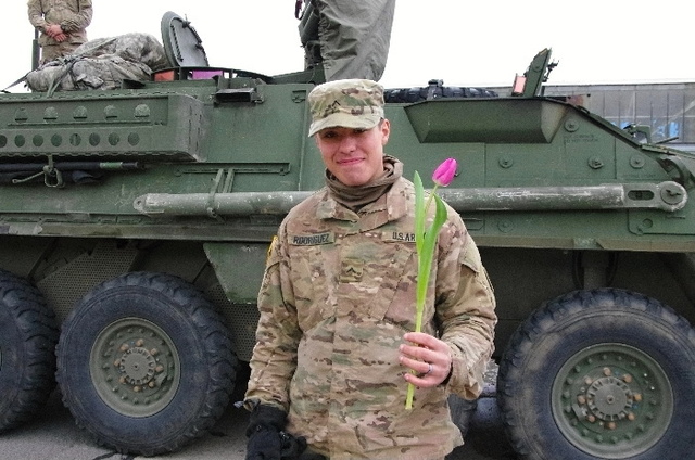 Americké vojáky vítal dav a řada z nich dostala květiny