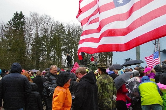 Dav sympatizantů obestoupil techniku