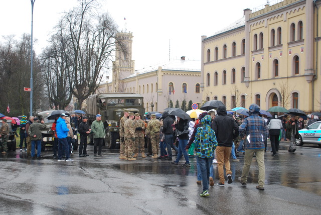 Před libereckými kasárnami očekávají nadšenci netrpělivě příjezd amerického konvoje.
