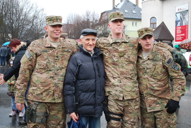 Trpělivým nadšensům zpříjemňují dlouhé čekání vojáci, kteří dorazili do kasáren před příjezdem konvoje.