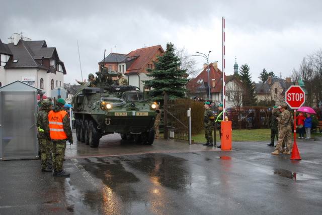 Kolové obrněné vozidlo Stryker vjíždí do kasáren