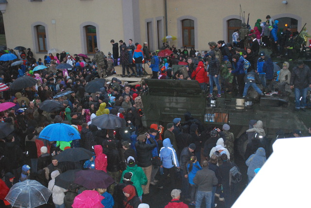 Návštěvníci doslova oblepili vozidla americké armády.
