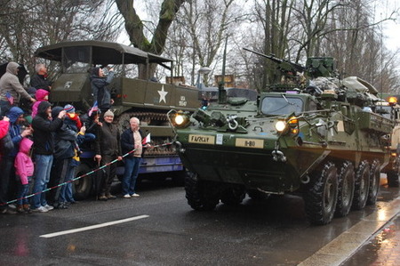 V Liberci měli vojáci zpoždění, o to nadšenější dav je vítal
