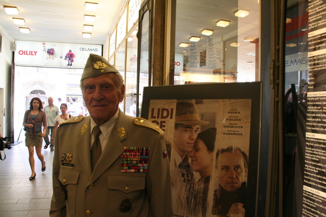 Brigádní generál v v. Alexander Beer se zúčastnil tiskové konference s filmovou projekcí filmu Lidice