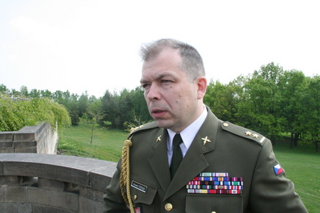 Pplk. Eduard Stehlík z Vojenského historického ústavu spolupracoval s režisérem filmu po odborné stránce