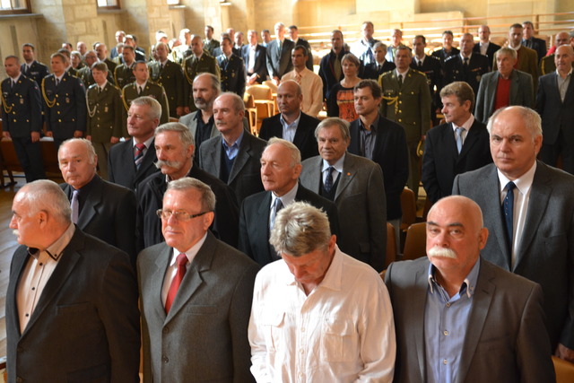 Účastníci setkání k 60. výročí založení vojenského oboru při FTVS UK Praha v pražském Karolinu