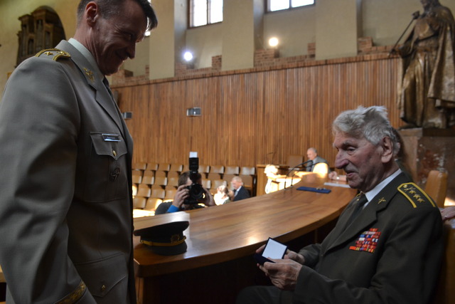 Brigádní generál Pavel Adam předal pamětní medaili k 60. výročí založení VO FTVS UK Praha plukovníku v. v. Ivanu Mohoritovi