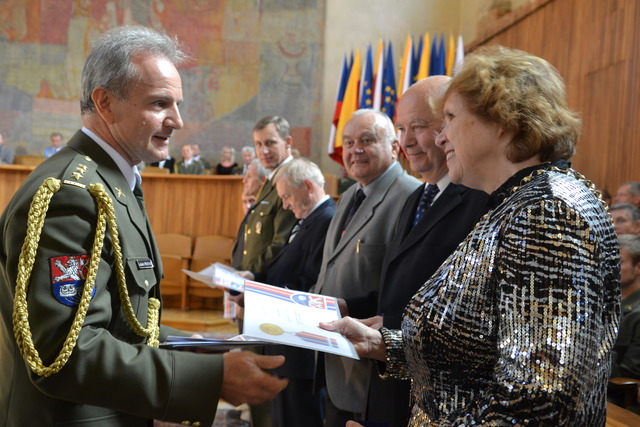 Plukovník Lubomír Přívětivý předává ocenění děkance Fakulty tělesné výchovy a sportu docentce Evě Kohlíkové