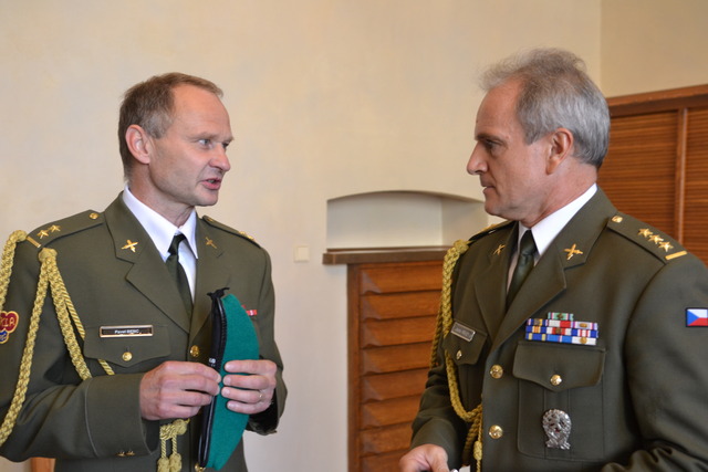 Legenda českého běhu na lyžích a účastník čtyř zimních olympijských her Pavel Benc v rozhovoru s náčelníkem, plukovníkem Lubomírem Přívětivým (zleva)