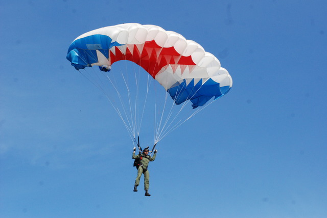 Praktické ukázky byly zahájeny seskokem příslušníků záchranné a výsadkové služby AČR z vrtulníku Mi-17 z 24. základny dopravního letectva