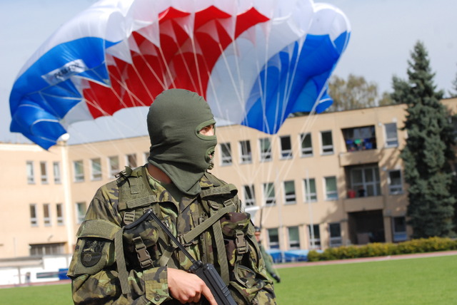 Studenti vojenského oboru zajistili pomocí kruhové obrany místo pro ukázku seskoku z vrtulníku