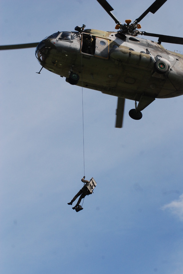 Po seskoku následovalo slanění z vrtulníku