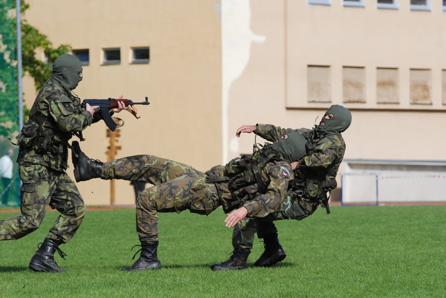 V ukázce boje zblízka prezentovali studenti vojenského oboru FTVS UK Praha sebeobranu proti neozbrojenému útočníkovi