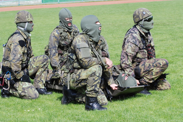 Studenti předvedli i vyzvednutí raněného pomocí vrtulníku