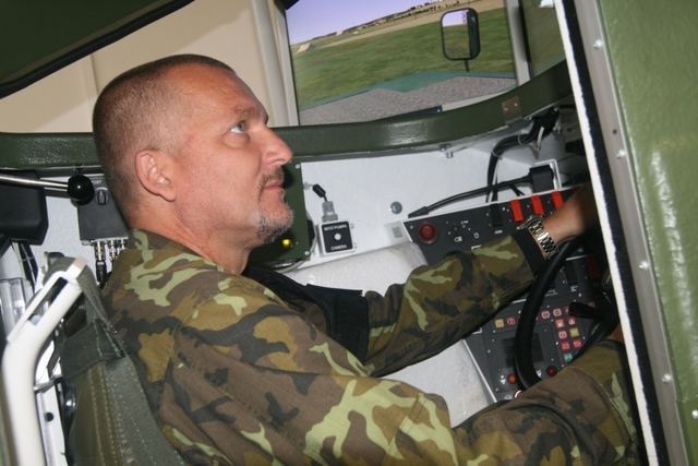 plk.gšt.Ing. Pavel FEJFAR obsluhuje simulátor Panduru