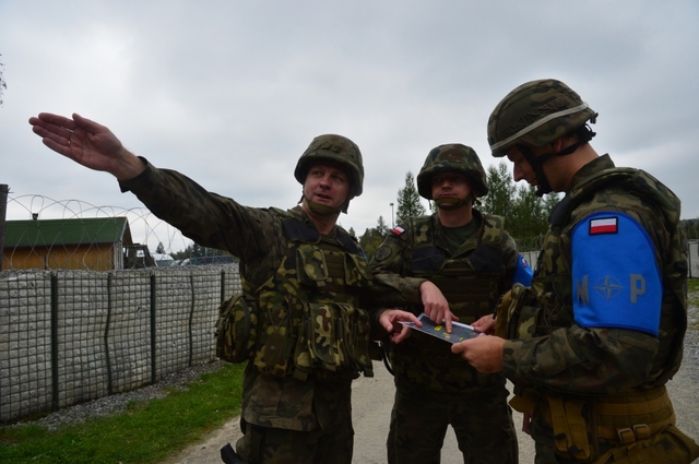 Velitel podplukovník Mateusz Dadal organizuje záchranu osob