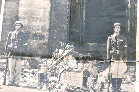 Historická fotografie improvizovaného pomníku padlým obráncům Staroměstské radnice v Praze