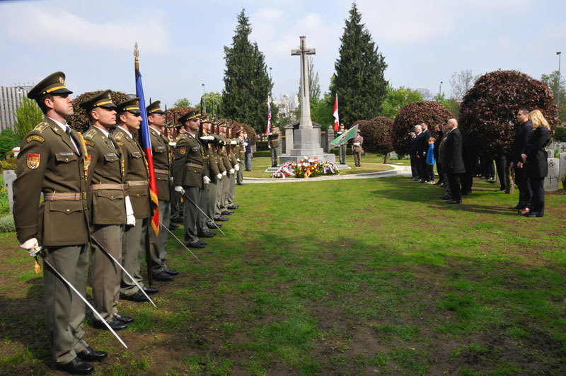 Nedělní smuteční ceremoniály na Olšanských hřbitovech v Praze začaly na pohřebišti Commonwealthu