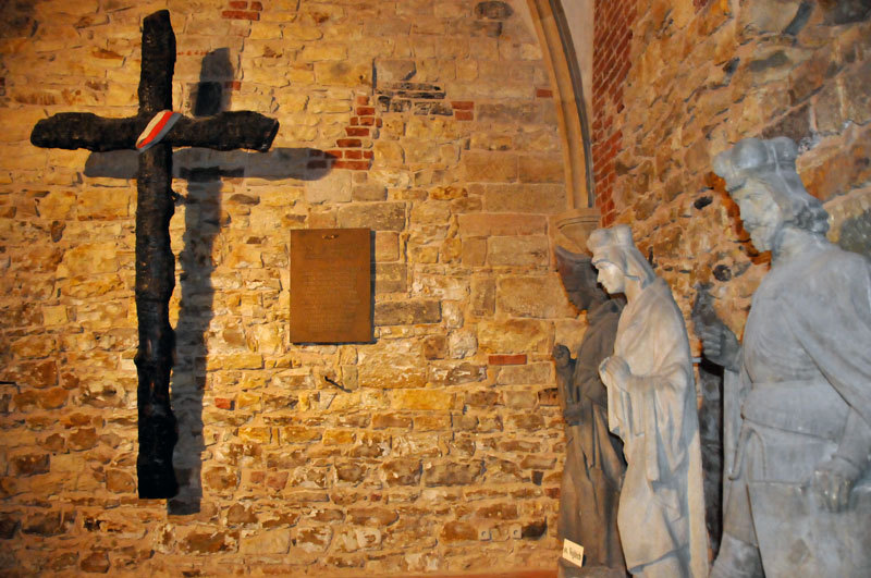 Dnes je ohořelý kříž umístěn v prostorách kaple