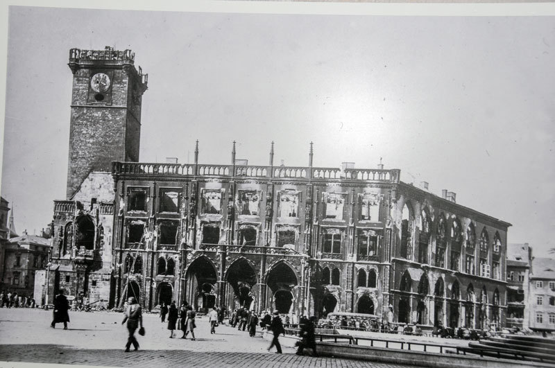 Dobový snímek Staroměstské radnice na sklonku války - květen 1945