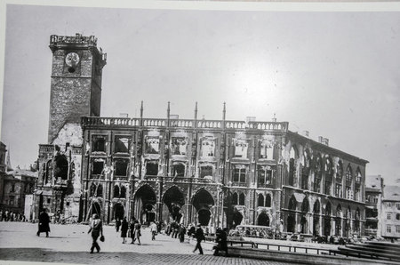 Dobový snímek Staroměstské radnice na sklonku války - květen 1945