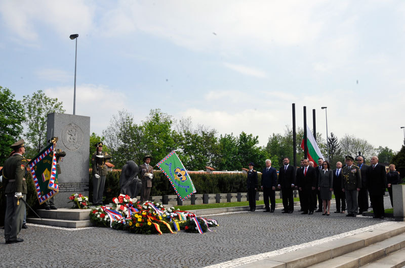 Pietní ceremoniál položení smutečních věnců a kytic na pohřebišti vojáků Bulharska