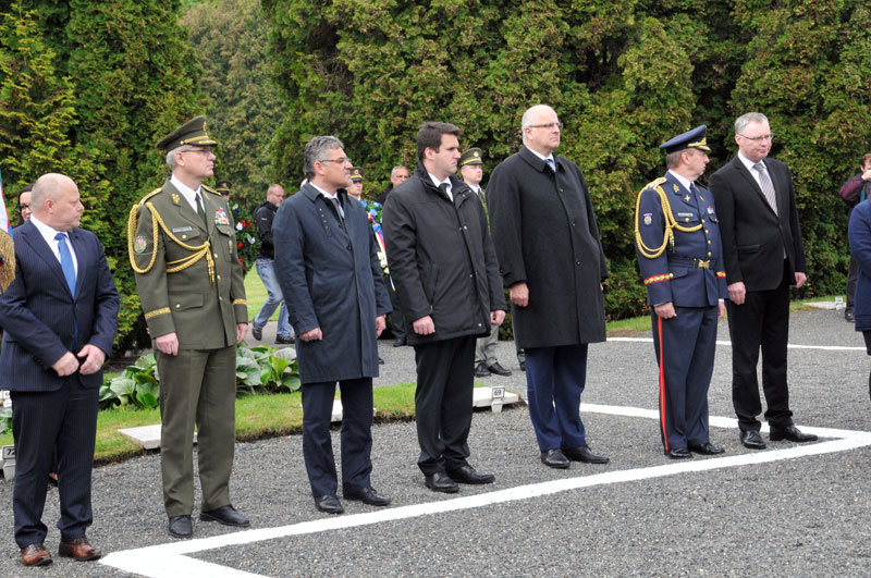 Část čestných hostů pietního aktu k uctění obětí spojeneckých armád na hřbitově v pražských Ďáblicích