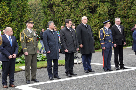 Část čestných hostů pietního aktu k uctění obětí spojeneckých armád na hřbitově v pražských Ďáblicích