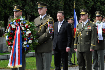 Resort Ministerstva obrany ČR na Olšanských hřbitovech v neděli 7. května zastupovali státní tajemník MO Petr Vančura a zástupce ředitele Sekce podpory MO brigádní generál Jaroslav Linhart