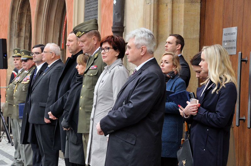 Čestní hosté prvního dnešního vzpomínání na hrdiny Pražského povstání