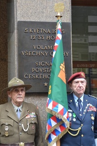 Pamětní deska na budově Českého rozhlasu