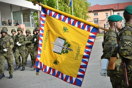 Přinesení bojového praporu Univerzity obrany