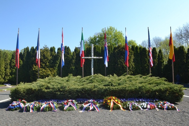 Pohřebiště spojeneckých armád na hřbitově v pražských Ďáblicích