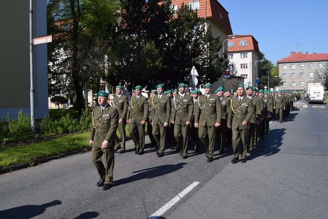  Čelo pochodového proudu tvořili vojáci 5. strážní roty s velitelem kapitánem Radkem Šomanem 