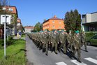  Tisícovka vojáků pochodovala z kasáren na náměstí a zpět 