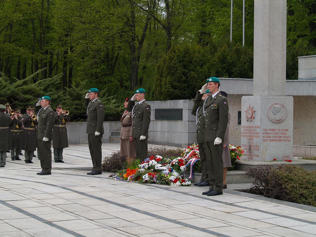 Studenti UO na čestné stráži