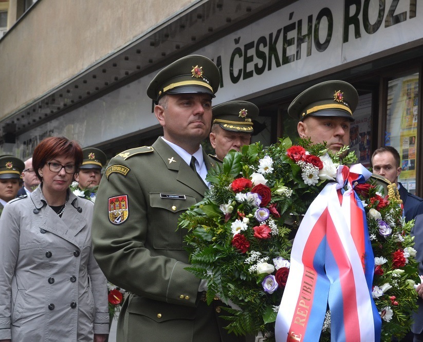 Památku padlých uctili u Českého rozhlasu náměstkyně ministra obrany Alena Netolická a náčelník GŠ AČR armádní generál Josef Bečvář